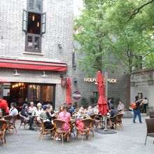 飲食店前でくつろぐ人たち