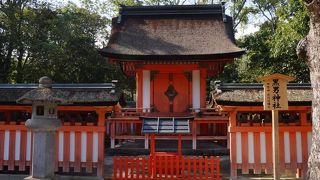 朱色の小さなお社