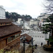階段の上から見る、湯畑も風情あり