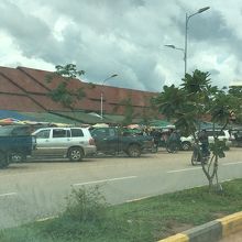 シエムリアップ市内のプサールーマーケットの外観です。