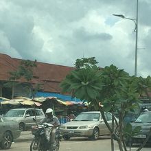 プサールーマーケットの駐車場です。