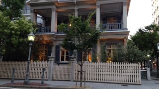 コロニアル様式の元はアメリカ領事館