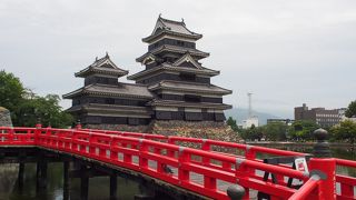 松本城公園のアクセントにもなっている朱色の橋