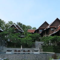 ホテルの外観とプール