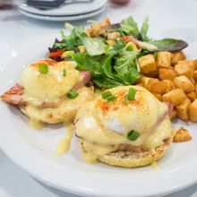 これは朝ご飯　エッグベネディクトです