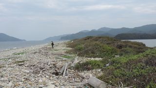 歩きにくい石ばかりの砂州