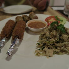 コース料理は3品と赤米。写真はハーフサイズ