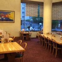 １階のレストランポプラが朝夕のお食事会場です。