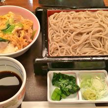 ミニ親子丼と蕎麦のセット