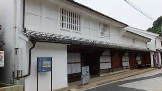 朝市通りの駐車場の前です。