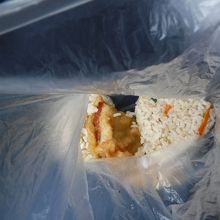 おにぎりとささ身フライ