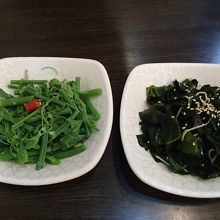 小菜（涼拌龍鬚菜、わかめサラダ、各50元）