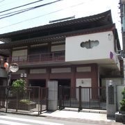 近代的な建物の寺院です