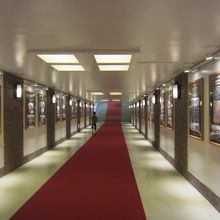 通路の両脇に両国駅の歴史を綴る写真が展示されています