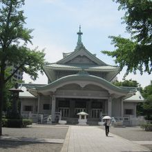横網町公園の中央に建つ東京都慰霊堂