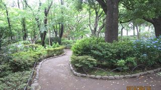 「二二六事件」で暗殺された高橋是清の私邸が、死後東京市に寄贈され公園となりました。