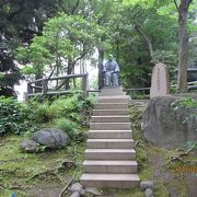 1936年〈昭和11年〉2月26日の二二六事件によって、この場所で暗殺された高橋是清翁の銅像です。