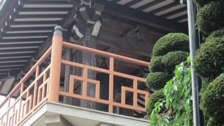 宝蔵寺の鐘楼門の上にあります