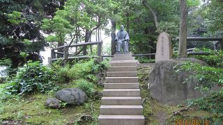 1936年〈昭和11年〉2月26日の二二六事件によって、この場所で暗殺された高橋是清翁の銅像です。