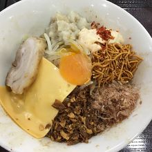 まぜそば 基本形。