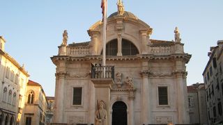 ルジャ広場の聖ヴラホ教会の前にある像