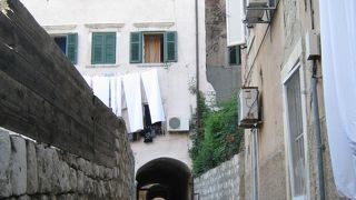 東の出入口の門