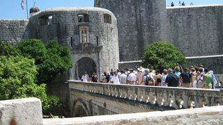 ピレ門の手前の石橋