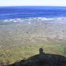 海に映る灯台の影