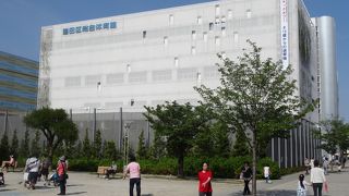 駅近便利な体育館。王さんの展示コーナーもある