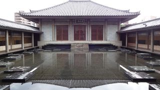 本堂が水面に映るモダンなお寺