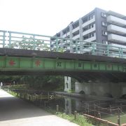 大横川親水公園の上に架かる橋です