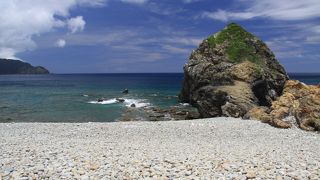 丸石が海岸を埋め尽くす