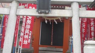 首都高速小松川線の下に架かる三之橋の南西にある小さな神社です