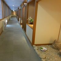 蘭を中心にたくさんのお花が飾られていました。