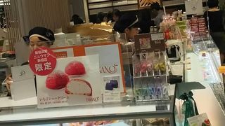 高野 ニュウマン新宿店限定・いちごシュークリーム