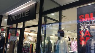 フォーマル服が揃う