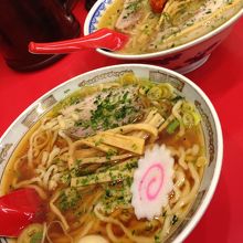 手前が赤湯ラーメンです