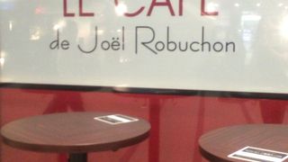 ショップ前のカフェで食べられる