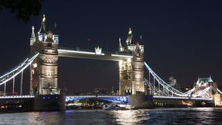 ライトアップが美しい橋