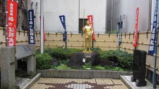 金色をした像です