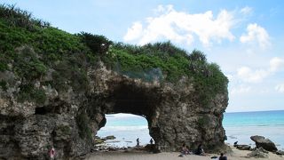 駐車場からビーチまでが驚くほど遠く、小高い丘もありました。