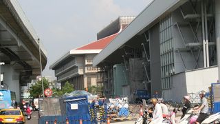 ＭＲＴ空港線開通にあわせて、ＭＲＴ台北駅舎が、現行台北駅舎の横に出来ています。