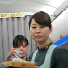 料理を配膳　日本人ＣＡさん