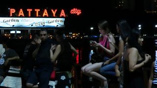 昼間は、海水浴の人。夜は、立ちんぼのお姉さんでいっぱいです。