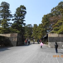 大手三の門、奥に同心番所が見えます。