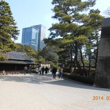 手前の石垣が渡櫓門跡、枡形内に同心番所があります。