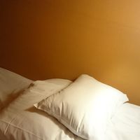 カプセルの中　布団とテレビとコンセントとライト