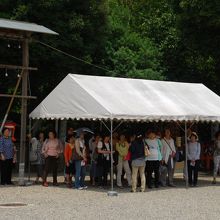 暑さ対策のテント。炎天下でも日陰から本堂を眺める事ができます