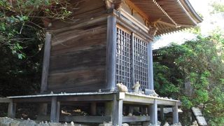 二つ並んだ祠。