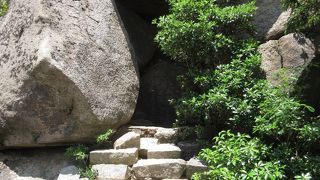 くぐり岩の直ぐ隣に…